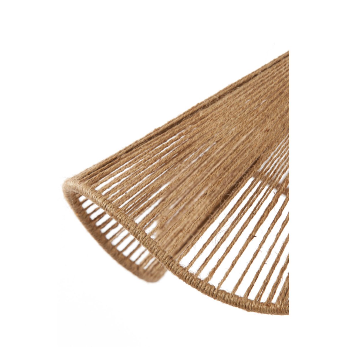 Fodara Ø48 Nature suspension De Light & Living - Son abat-jour est envelopp&eacute; de fils de jute torsad&eacute;s, cr&eacute;ant une apparence l&eacute;g&egrave;re et a&eacute;rienne.