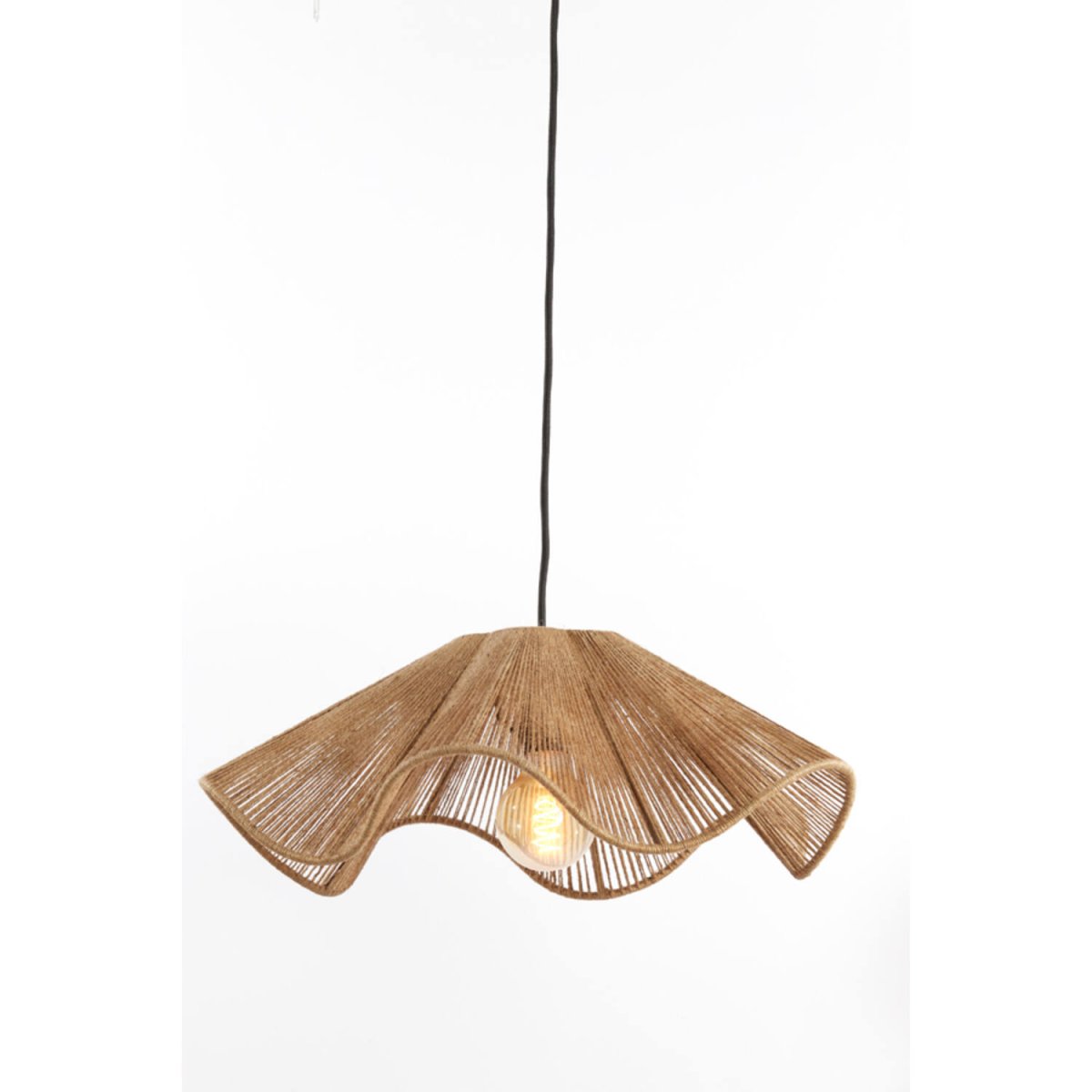Fodara Ø48 Nature suspension De Light & Living - Son abat-jour est envelopp&eacute; de fils de jute torsad&eacute;s, cr&eacute;ant une apparence l&eacute;g&egrave;re et a&eacute;rienne.