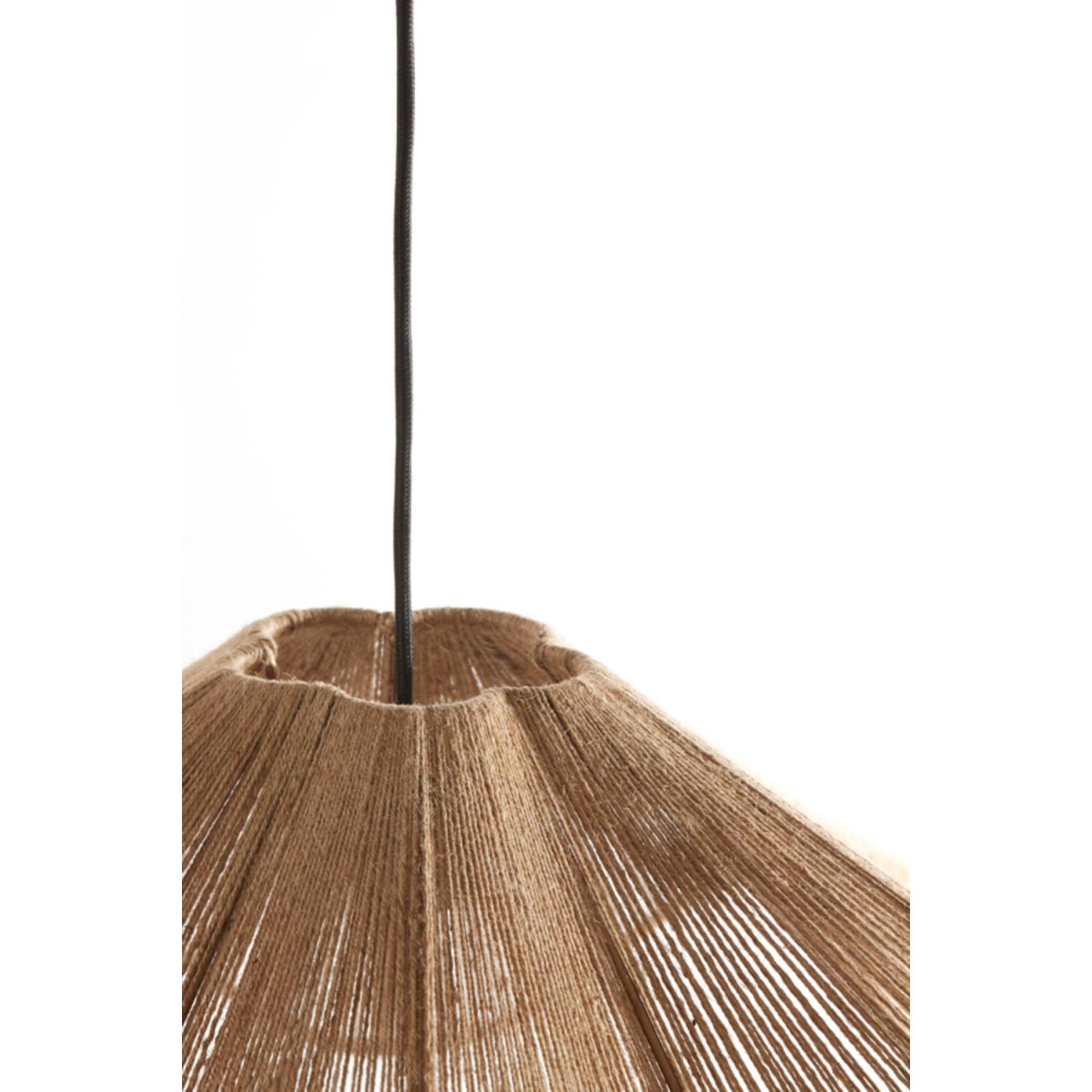 Fodara Ø60 Nature suspension De Light & Living - Son abat-jour, recouvert de jute tressé, lui donne un aspect léger et aérien.