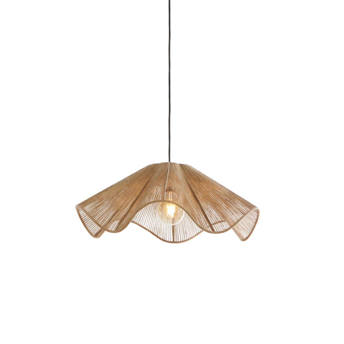 Fodara Ø60 Nature suspension De Light & Living - Son abat-jour, recouvert de jute tressé, lui donne un aspect léger et aérien.