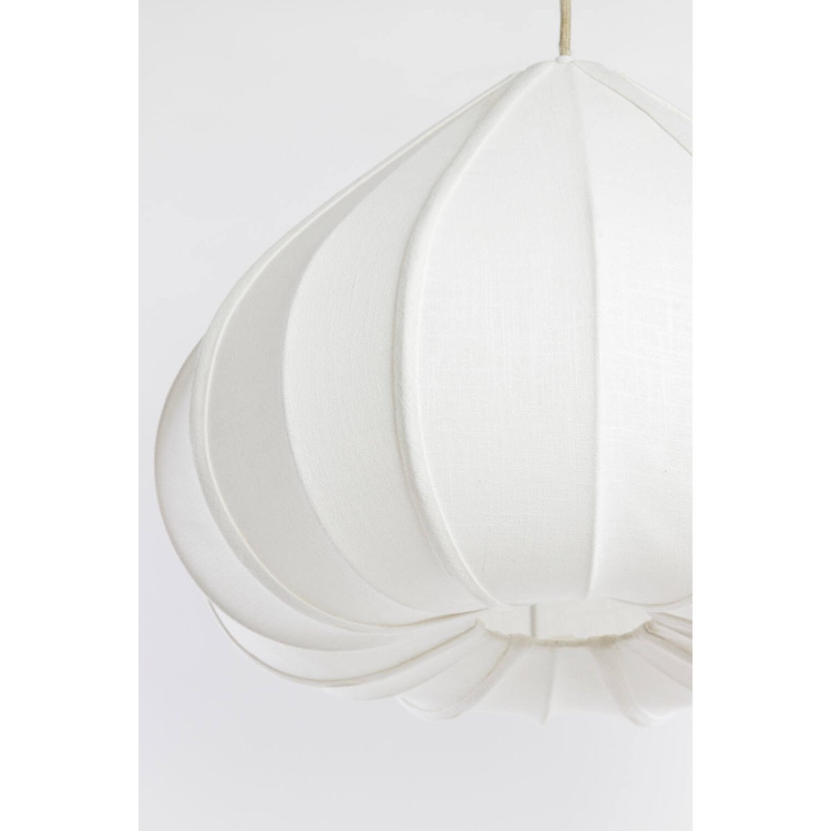 Zubeda Ø50 Blanc crémeux suspension De Light & Living - Zubeda s&eacute;duit par sa forme douce et &eacute;l&eacute;gante et son rev&ecirc;tement en tissu blanc cr&egrave;me qui diffuse une lumi&egrave;re chaude et agr&eacute;able.