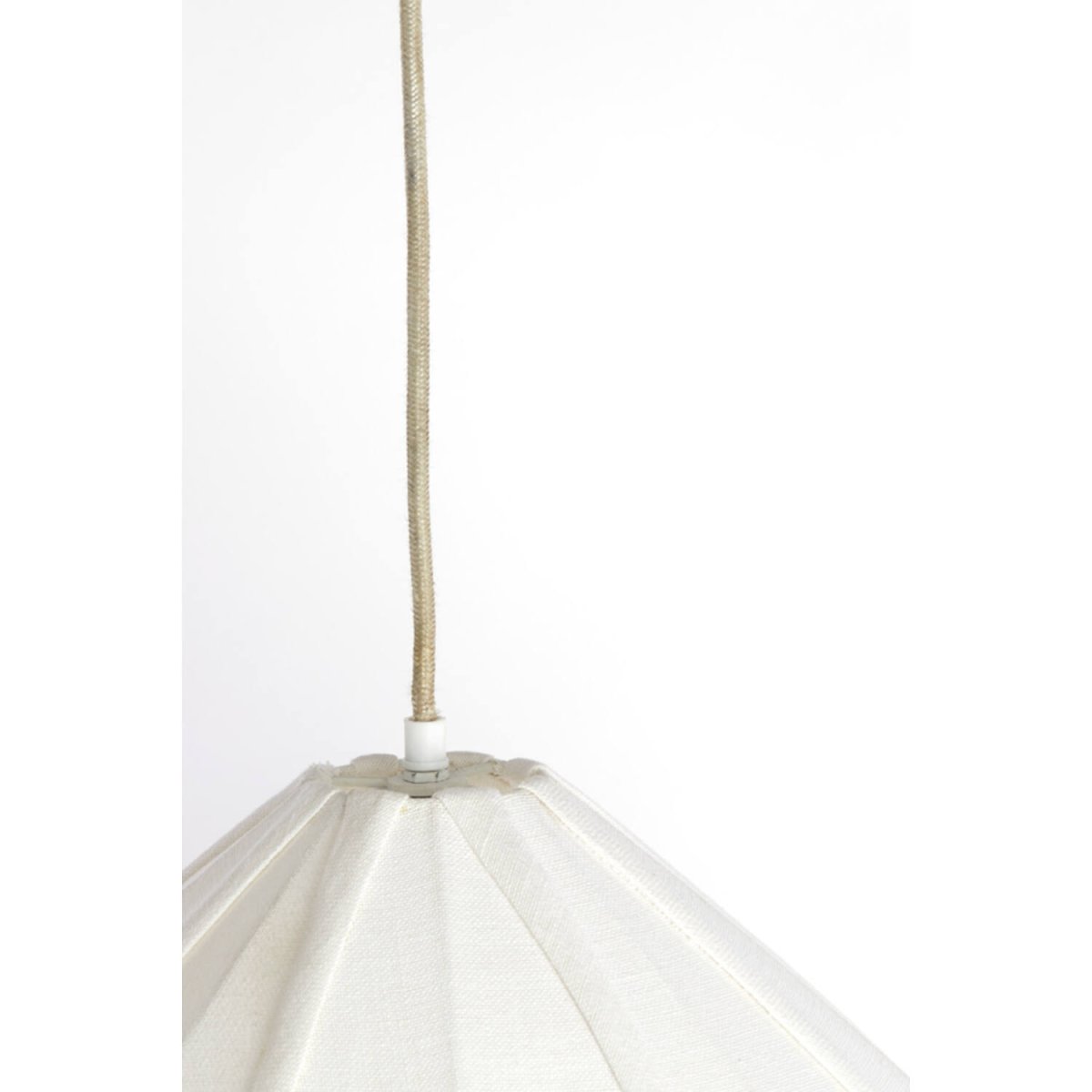 Zubeda Ø50 Blanc crémeux suspension De Light & Living - Zubeda s&eacute;duit par sa forme douce et &eacute;l&eacute;gante et son rev&ecirc;tement en tissu blanc cr&egrave;me qui diffuse une lumi&egrave;re chaude et agr&eacute;able.
