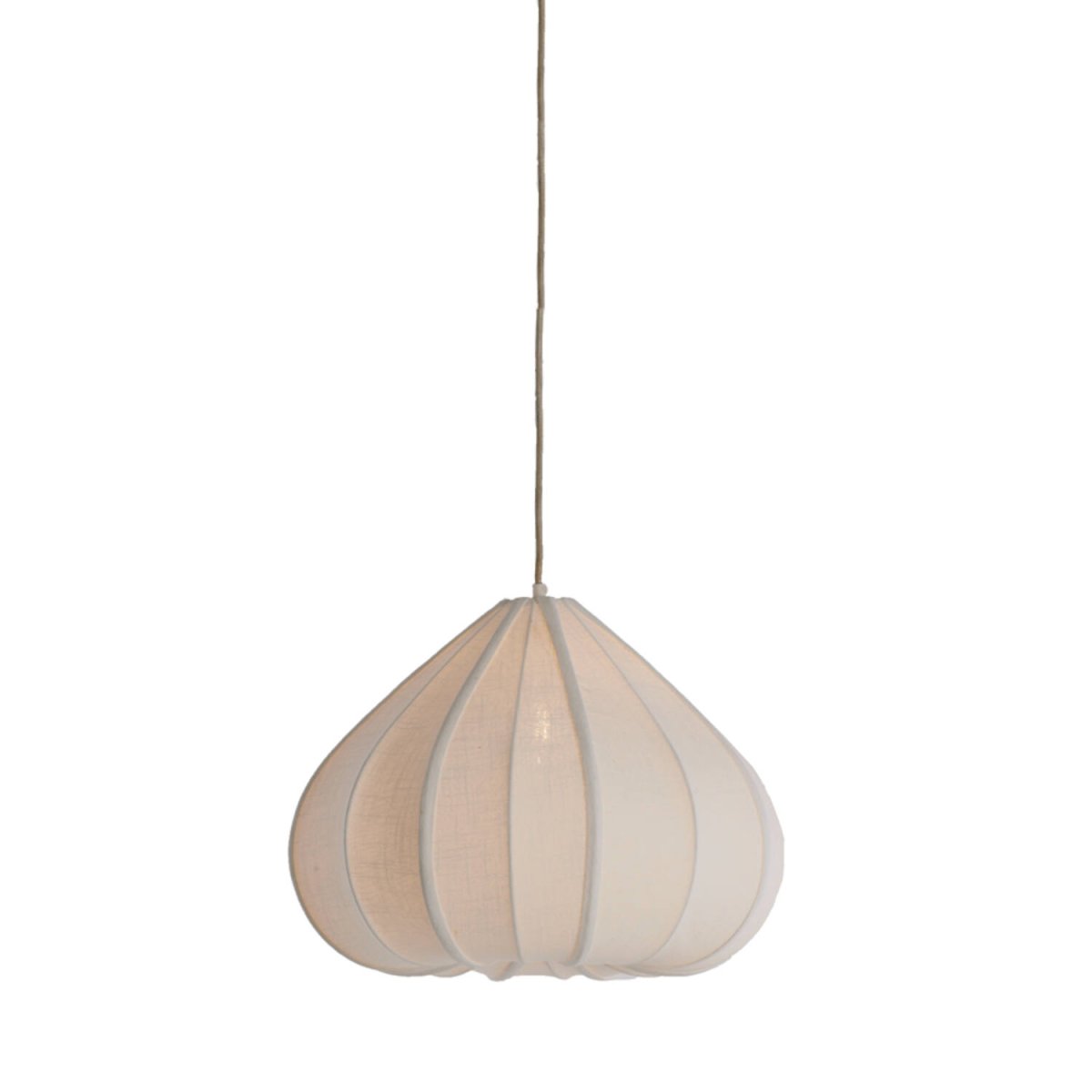 Zubeda Ø50 Blanc crémeux suspension De Light & Living - Zubeda s&eacute;duit par sa forme douce et &eacute;l&eacute;gante et son rev&ecirc;tement en tissu blanc cr&egrave;me qui diffuse une lumi&egrave;re chaude et agr&eacute;able.