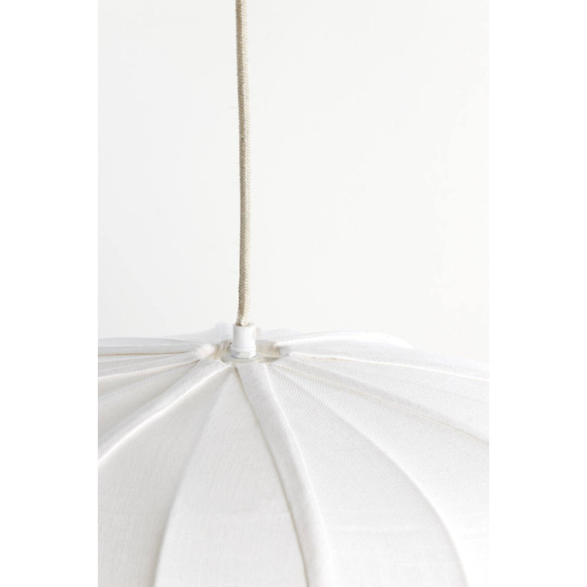 Zubedo Ø50 Blanc crémeux suspension De Light & Living - Zubedo séduit par sa forme douce et élégante et son revêtement en tissu blanc crème qui diffuse une lumière chaude et agréable.