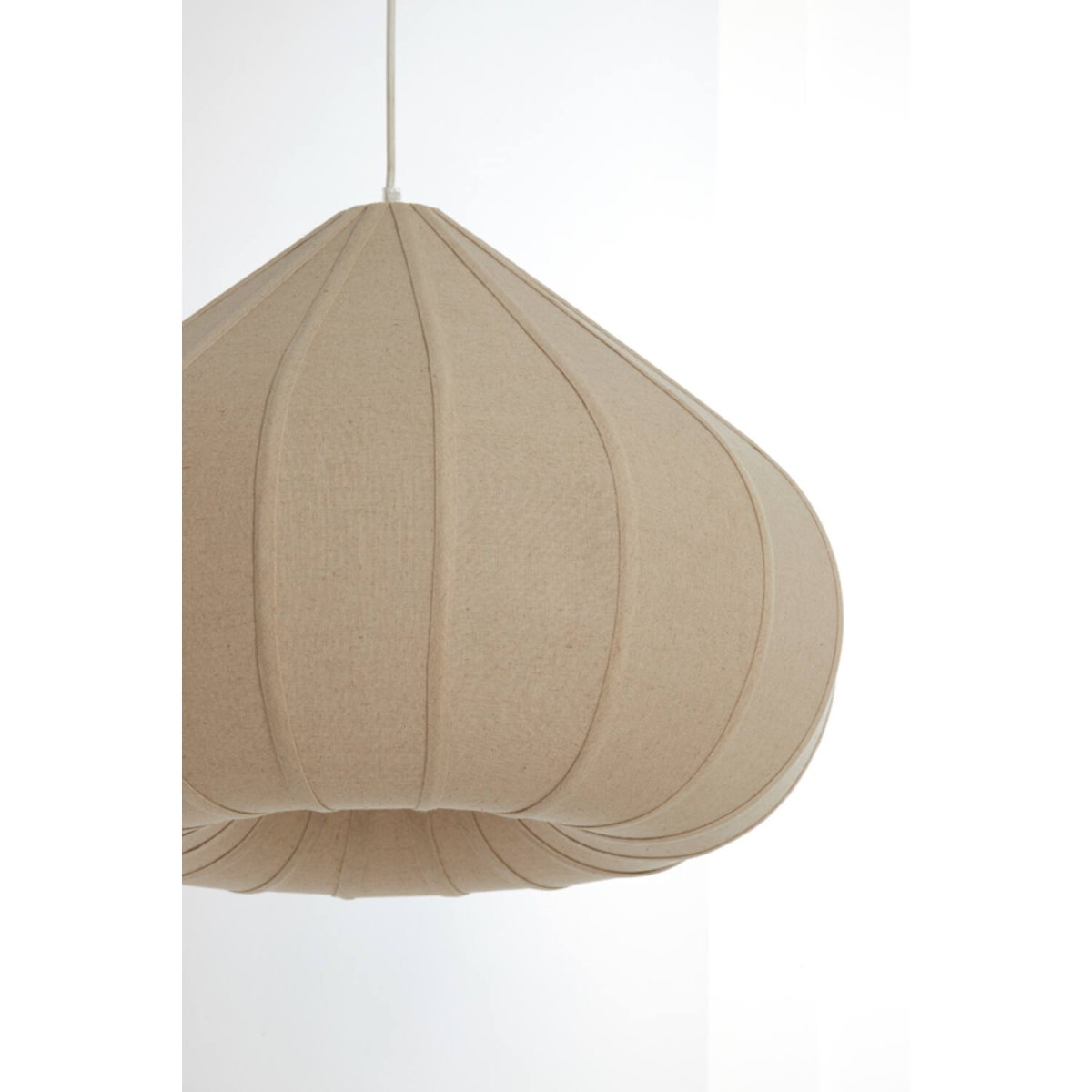 Zubeda Ø50 Brun suspension De Light & Living - Sa forme douce et organique cr&eacute;e une ambiance chaleureuse et s'int&egrave;gre parfaitement dans un d&eacute;cor moderne ou rustique.