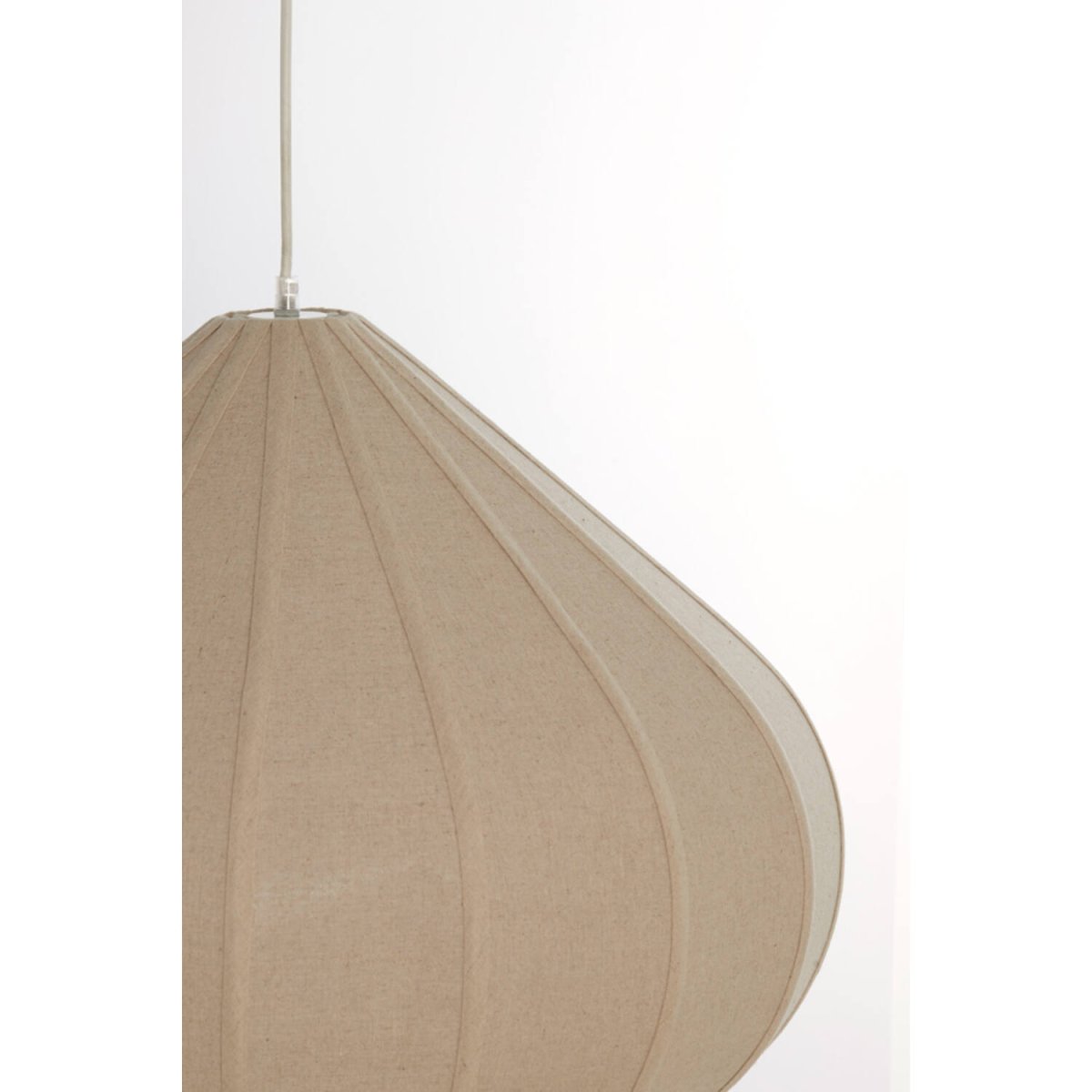 Zubeda Ø50 Brun suspension De Light & Living - Sa forme douce et organique cr&eacute;e une ambiance chaleureuse et s'int&egrave;gre parfaitement dans un d&eacute;cor moderne ou rustique.
