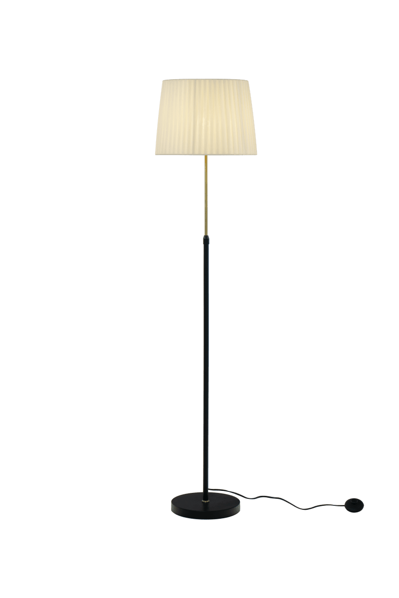 Ezai Noir/laiton lampadaire De Aneta Lighting - Dot&eacute; d'une base en m&eacute;tal noir et laiton mat et d'un abat-jour en tissu beige diffusant une lumi&egrave;re douce, le lampadaire Ezai est id&eacute;al pour &eacute;clairer un coin sombre du salon ou cr&eacute;er une ambiance chaleureuse dans la chambre.