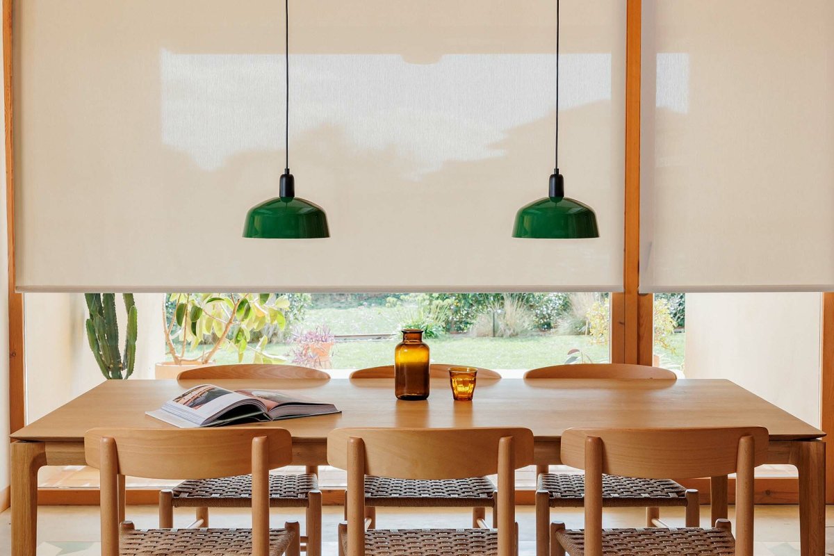 Tatawin Ø25 Vert suspension De Faro Barcelona - Tatawin est un plafonnier &agrave; la structure noire et &agrave; l'abat-jour en m&eacute;tal vert qui diffuse une lumi&egrave;re d'ambiance directionnelle.