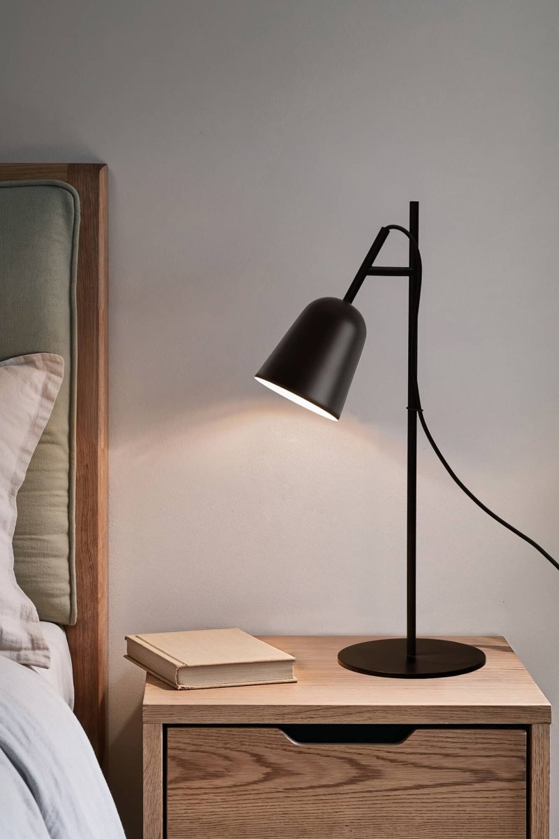 Studio 55cm Noir lampe de bureau De Faro Barcelona - Gr&acirc;ce &agrave; sa couleur noire et &agrave; sa forme &eacute;l&eacute;gante, elle s'int&egrave;gre parfaitement sur un bureau, une table de chevet ou un salon.