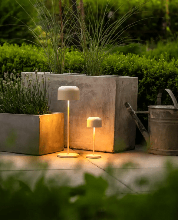 Lille 36cm Sable portable De Konstsmide - La lampe est &eacute;quip&eacute;e d'un variateur tactile pour que vous puissiez r&eacute;gler la luminosit&eacute; et la temp&eacute;rature de couleur du jaune chaud au blanc chaud.