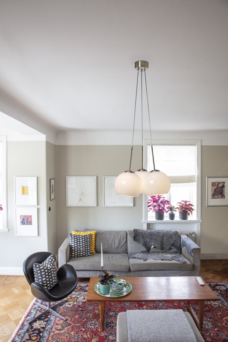 Salle Ø45 Laiton antique suspension De Cottex - Chaque d&ocirc;me en verre a un diam&egrave;tre de 23 cm, donnant &agrave; la lampe un aspect doux et &eacute;l&eacute;gant.