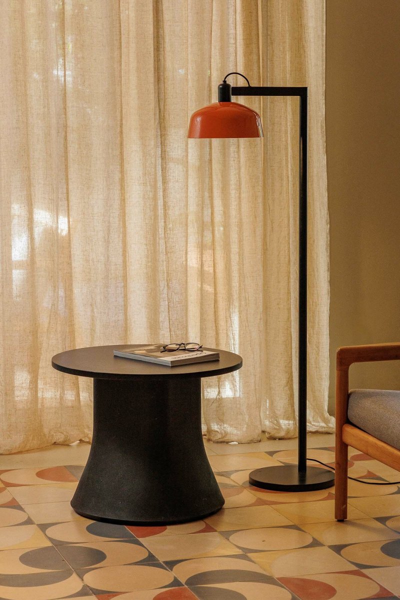 Tatawin Rouge-orange lampadaire De Faro Barcelona - Tatawin est un lampadaire &agrave; la structure noire et &agrave; l'abat-jour en m&eacute;tal rouge-orange qui diffuse une lumi&egrave;re concentr&eacute;e.