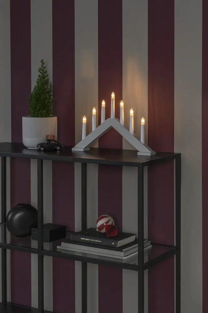 Candelabra 7 Lights Beige mat De Konstsmide - Donnez &agrave; votre maison une atmosph&egrave;re de No&euml;l intemporelle et &eacute;l&eacute;gante avec cet &eacute;l&eacute;gant bougeoir de l'Avent en bois.
