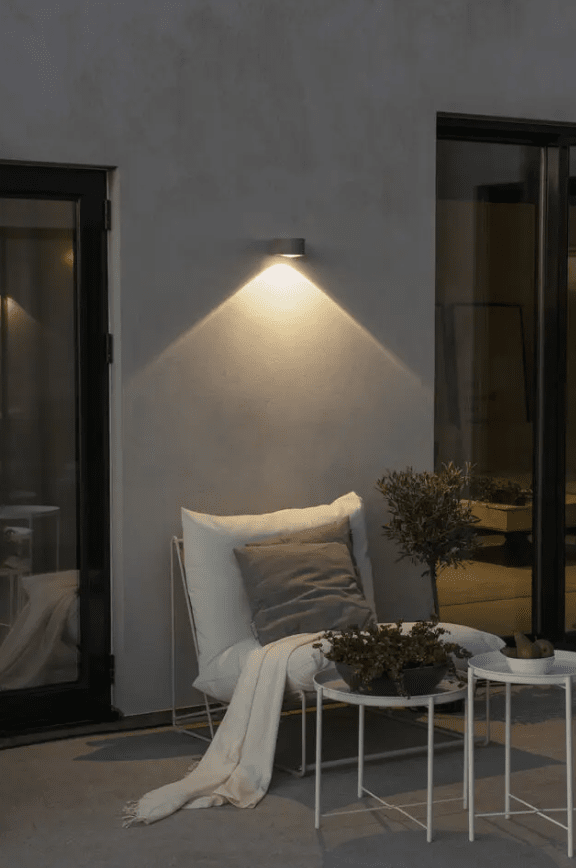 Gela 10cm Blanc lampe d’extérieur De Konstsmide - Il est recommandé de l'installer à l'entrée, sur la terrasse ou le long de la façade.