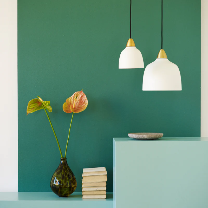 Urban Mini Ø15 Blanc suspension De Superliving - Malgré sa petite taille, Urban Mini offre une distribution lumineuse impressionnante et s'intègre aussi bien au-dessus du comptoir de la cuisine que dans un coin lecture confortable.