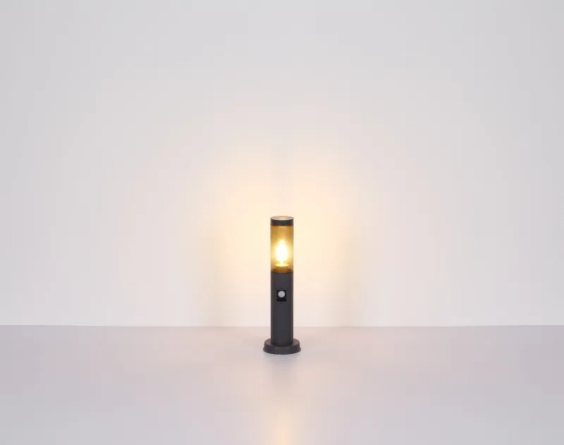 Boston 45cm Anthracite bornes De Globo Lighting - Tillverkad i rostfritt st&aring;l med en r&ouml;kf&auml;rgad plastsk&auml;rm ger den ett mjukt och behagligt ljus.