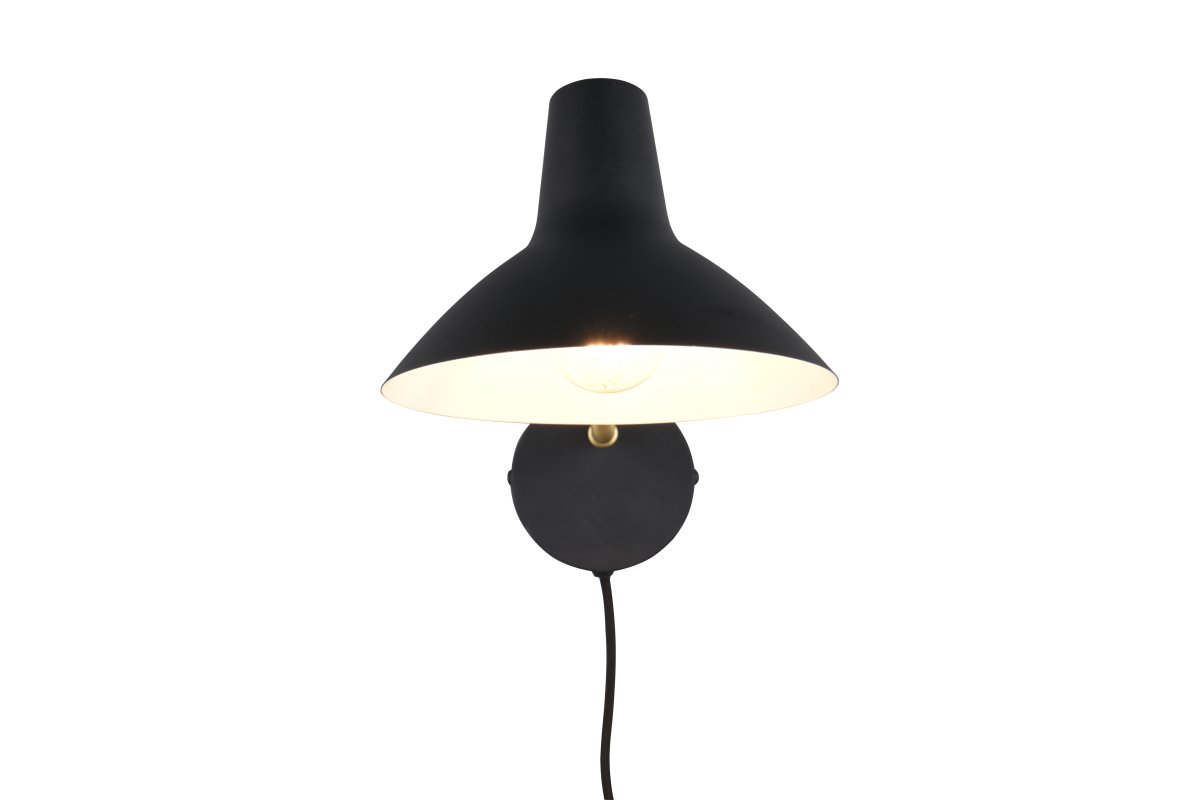 Traveller 38cm Noir applique murale De Trio Lighting - Sa finition noire et son bras en laiton mat lui confèrent une allure élégante qui s'harmonise avec différents styles d'intérieur.