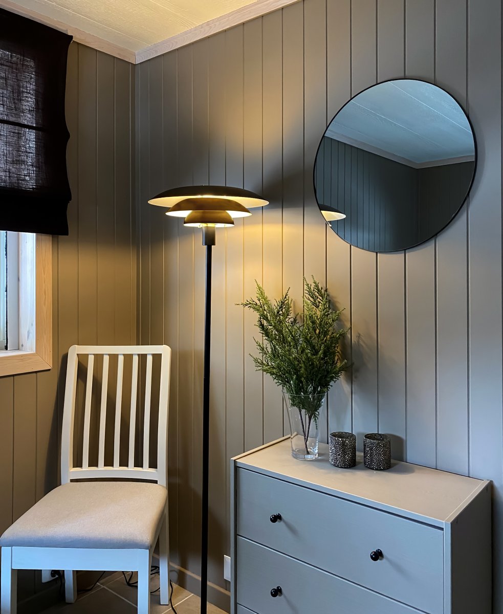 Epsilon Noir lampadaire De Aneta Lighting - Le lampadaire Epsilon pr&eacute;sente un design classique avec des abat-jour en m&eacute;tal noir sur trois niveaux qui diffusent agr&eacute;ablement la lumi&egrave;re et &eacute;vitent l'&eacute;blouissement.