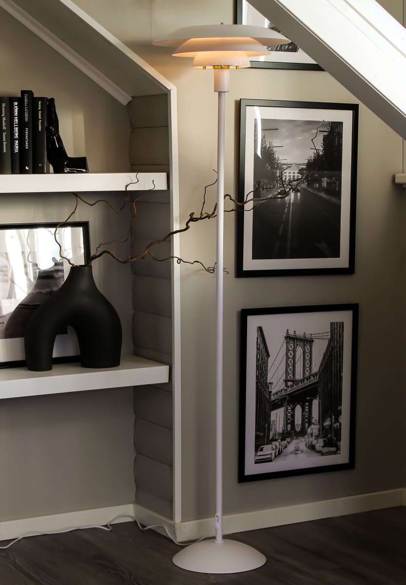 Epsilon Blanc lampadaire De Aneta Lighting - Le lampadaire Epsilon pr&eacute;sente un design classique avec des abat-jour en m&eacute;tal blanc sur trois niveaux qui diffusent agr&eacute;ablement la lumi&egrave;re et &eacute;vitent l'&eacute;blouissement.