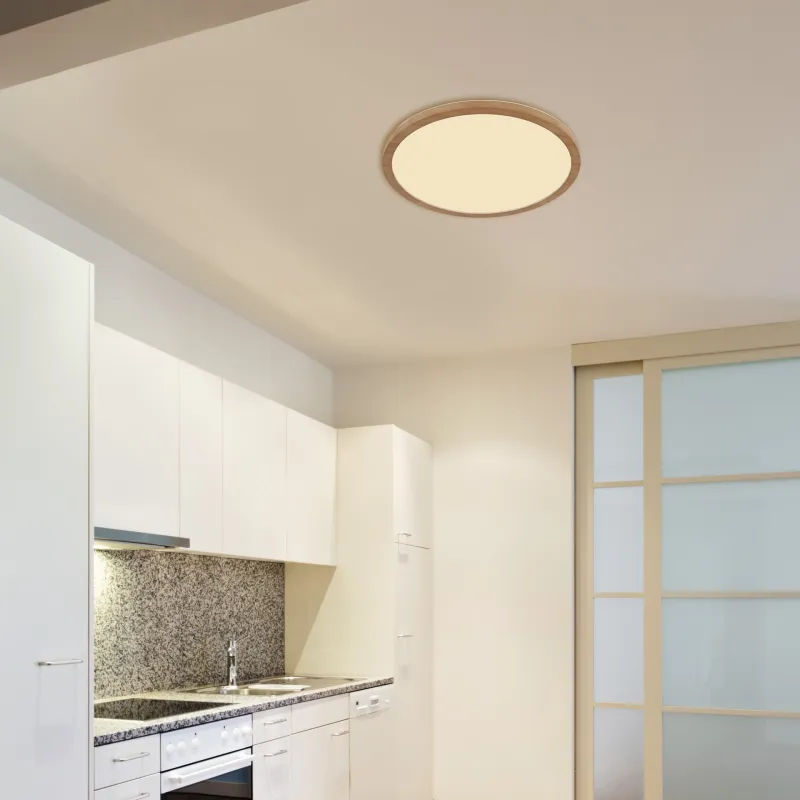 Sapana Ø42 Bois lampe de salle de bain De Globo Lighting - Lampan &auml;r tillverkad av tr&auml;inspirerad och vit plast, vilket ger ett mjukt och bl&auml;ndfritt ljus.