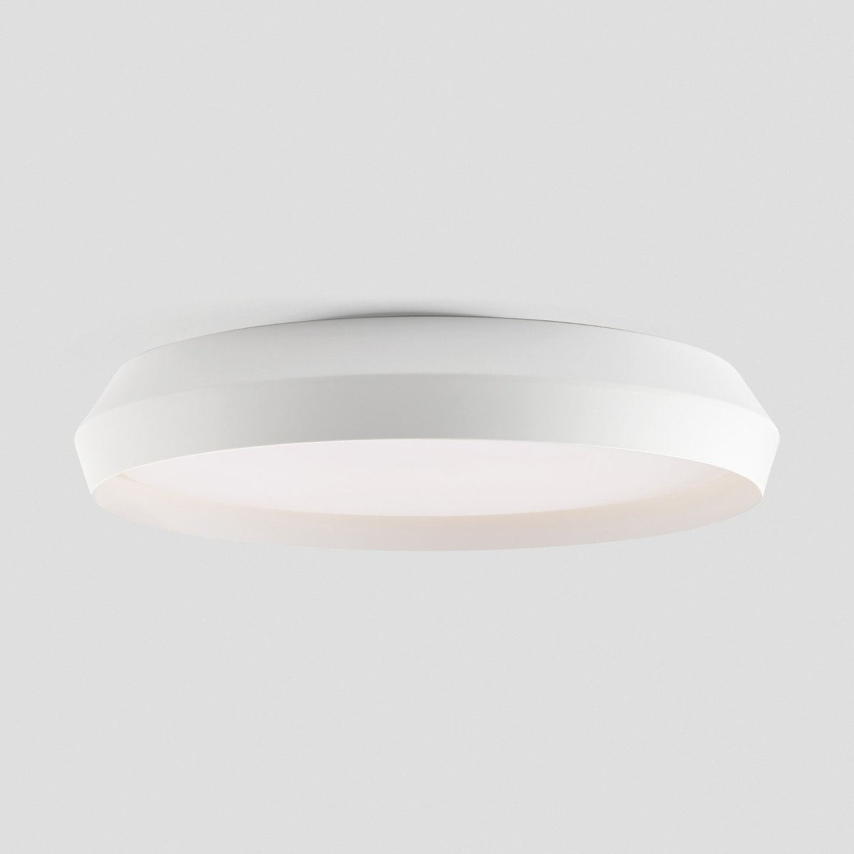 Shoku Ø60 Blanc plafonnier De Faro Barcelona - Sa finition blanche et son design sophistiqu&eacute; font de Shoku un choix &eacute;l&eacute;gant pour les environnements modernes.