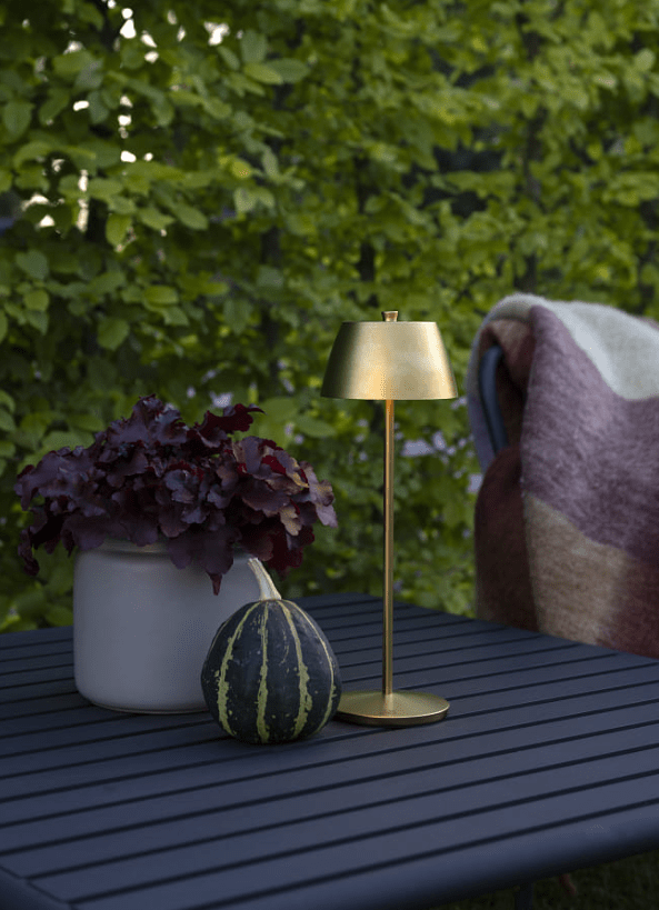 Èze 32cm Or mat portable De Konstsmide - La lampe est &eacute;quip&eacute;e d'un variateur tactile pour que vous puissiez r&eacute;gler la luminosit&eacute; et la temp&eacute;rature de couleur de la lumi&egrave;re jaune chaude &agrave; la lumi&egrave;re blanche chaude.