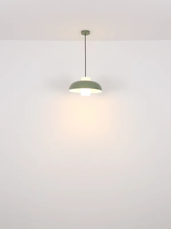 Lowe Ø38 Vert suspension De Globo Lighting - Den runda sk&auml;rmen i matt gr&ouml;nf&auml;rgad metall ger ett elegant och tidl&ouml;st uttryck, medan den cylinderformade sk&auml;rmen i opalglas sprider ett mjukt och behagligt ljus.