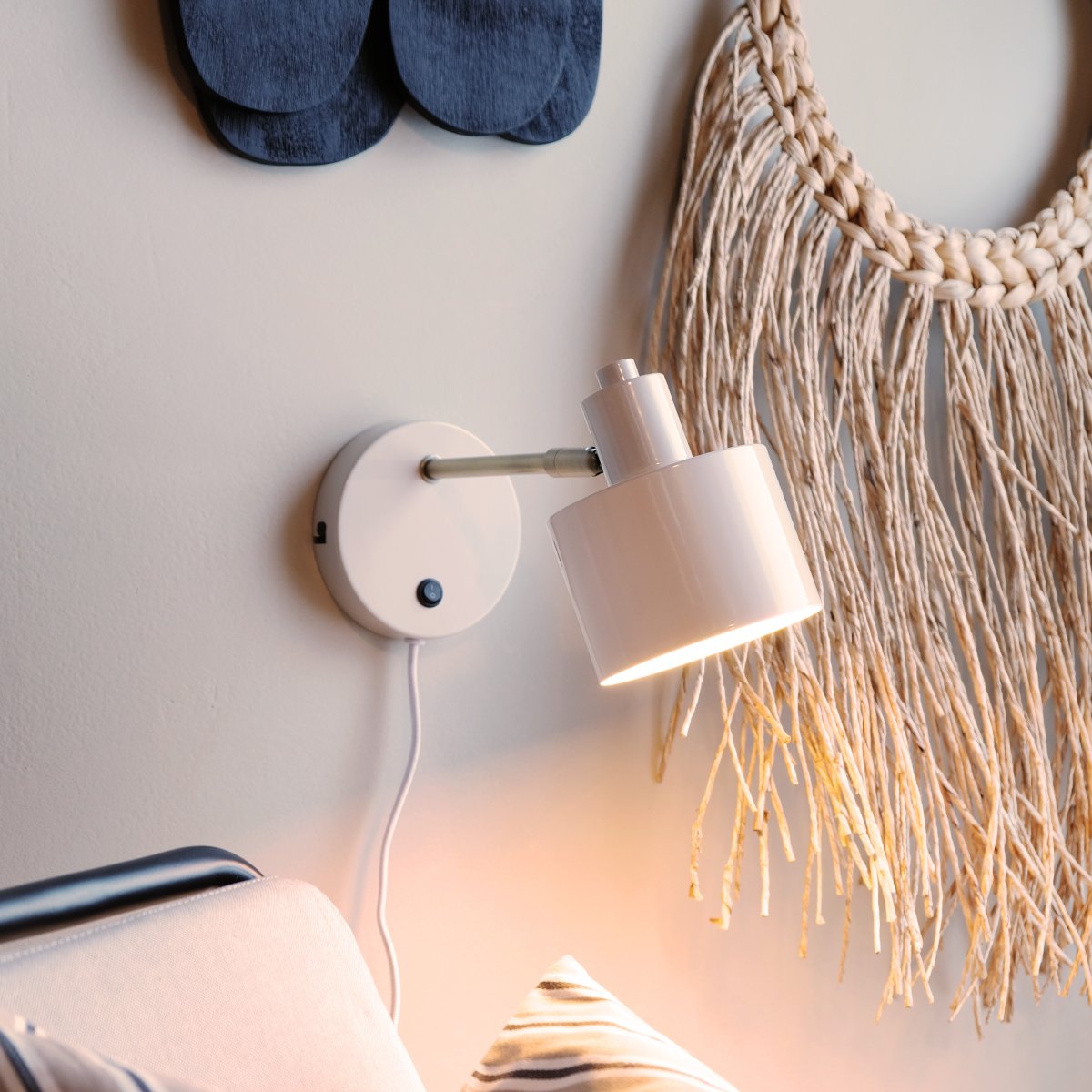 Ocean Beige lampe de lecture De Dyberg Larsen - Le corps de la lampe est en laiton poli à la main, ce qui peut entraîner des variations de couleur uniques entre les lampes de cette belle série.