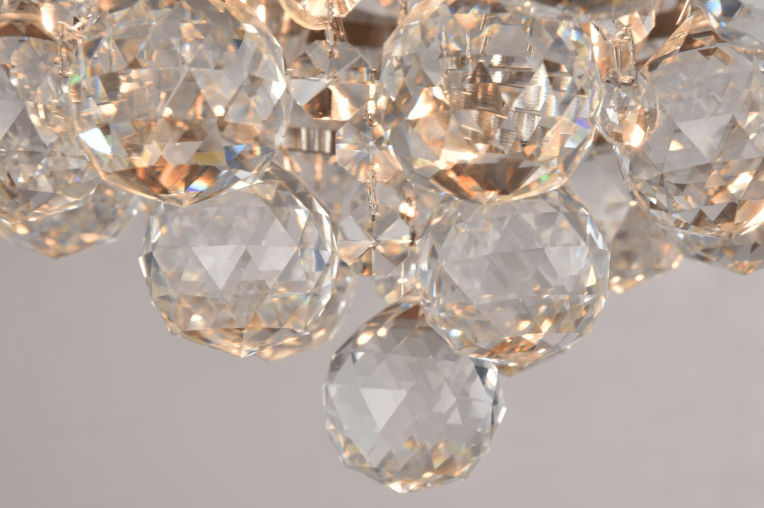 Leonore Ø40 Argent cristal De Norrsken Design - Le plafonnier exclusif Leonore en nickel avec des cristaux étincelants de classe 1 K9 taillés à la main confère à la pièce une élégance et un glamour intemporels.