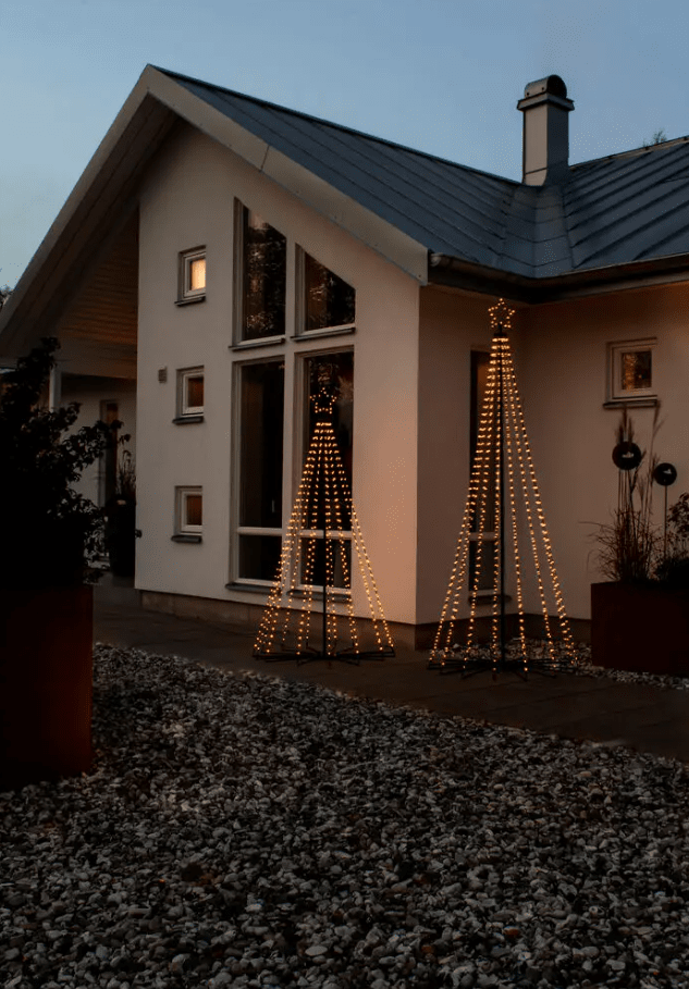 Sapin De Noël En Métal 1,8m Noir De Konstsmide - Ce sapin de No&euml;l en m&eacute;tal avec &eacute;toiles et &eacute;clairage LED int&eacute;gr&eacute; est une interpr&eacute;tation &eacute;l&eacute;gante et moderne du sapin de No&euml;l classique.