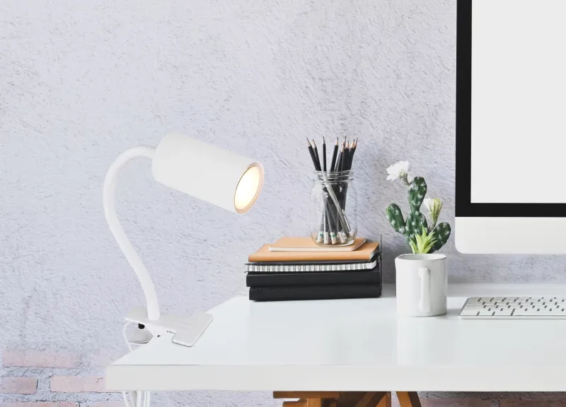 Robby Blanc lampe à pince De Globo Lighting - Den lilla klassiska kl&auml;mlampan Robby kombinerar stil och funktion med sin design i vit metall.