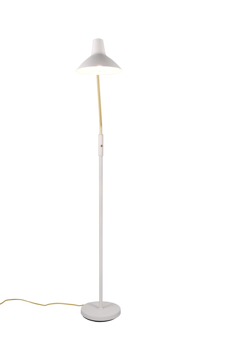 Traveller Gris lampadaire De Trio Lighting - Sa couleur gris chaud et son bras en laiton mat lui confèrent une touche sophistiquée, tandis que son design minimaliste s'intègre harmonieusement à différents styles d'intérieur.