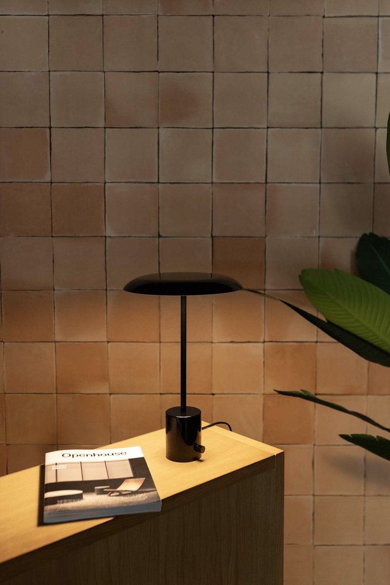 Hoshi 40cm Noir lampe de table De Faro Barcelona - Hoshi est une lampe design &agrave; la silhouette &eacute;pur&eacute;e, dot&eacute;e d'une base robuste et d'une LED int&eacute;gr&eacute;e (12 W, 2700 K) qui diffuse une lumi&egrave;re chaude et agr&eacute;able.