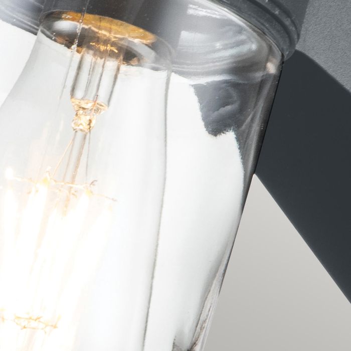 Portfino 20cm Gris lampe d’extérieur De Elstead Lighting - Tillverkad av rostfritt st&aring;l i gr&aring; finish och glas, erbjuder den en robust och v&auml;dert&aring;lig konstruktion som &auml;r idealisk f&ouml;r fasader, entr&eacute;er och uteplatser.