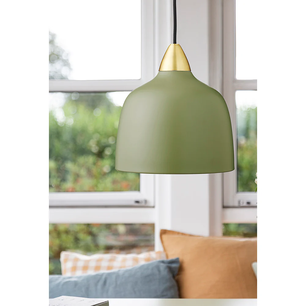 Urban Ø24 Vert olive suspension De Superliving - La suspension Urban combine un design moderne avec une touche de laiton luxueux pour cr&eacute;er une atmosph&egrave;re &eacute;l&eacute;gante et sophistiqu&eacute;e dans votre maison.