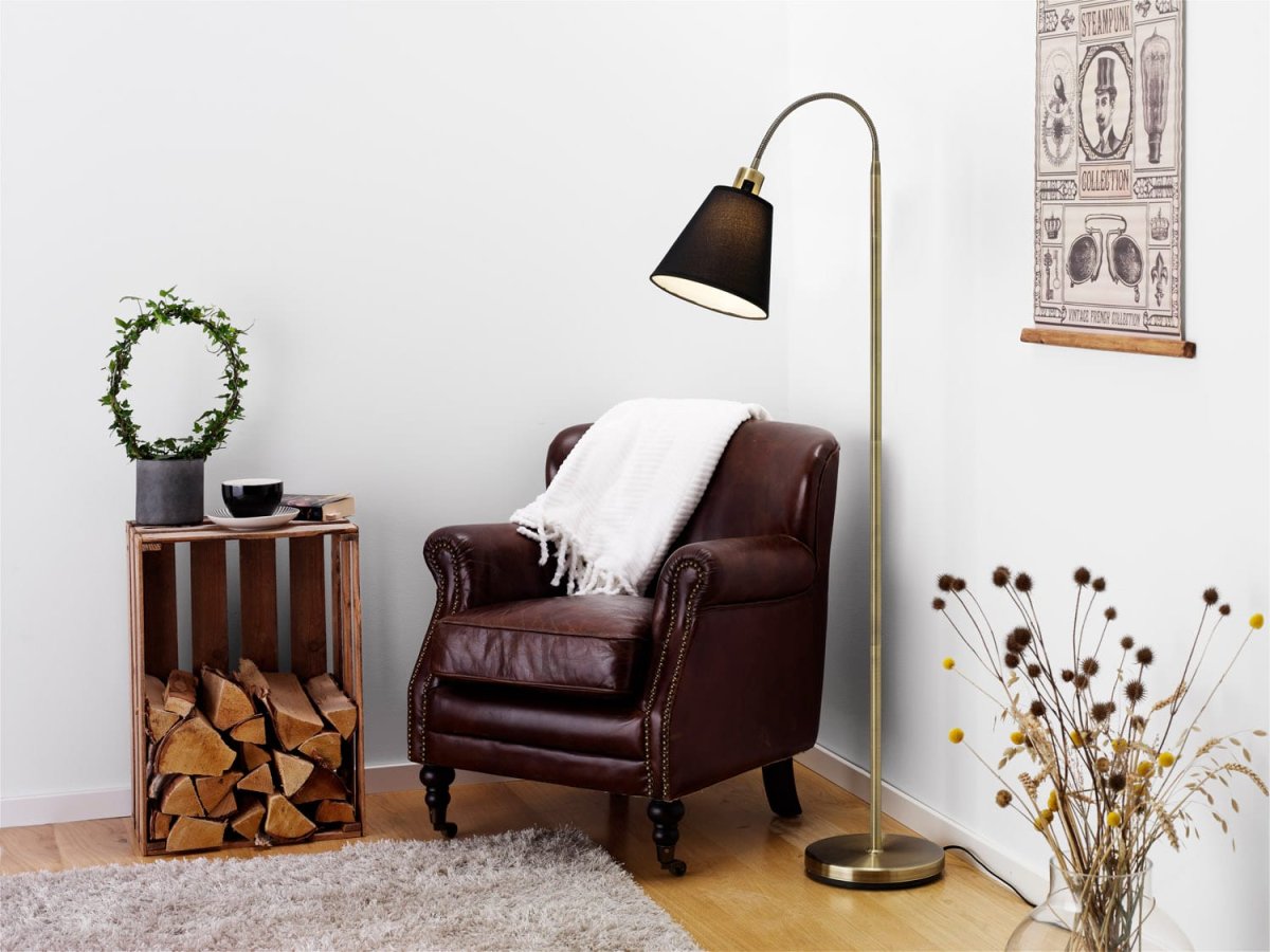 Solo Laiton antique lampadaire De Cottex - Le lampadaire Solo en laiton antique est disponible avec des abat-jour en textile blanc et noir pour un style personnel.
