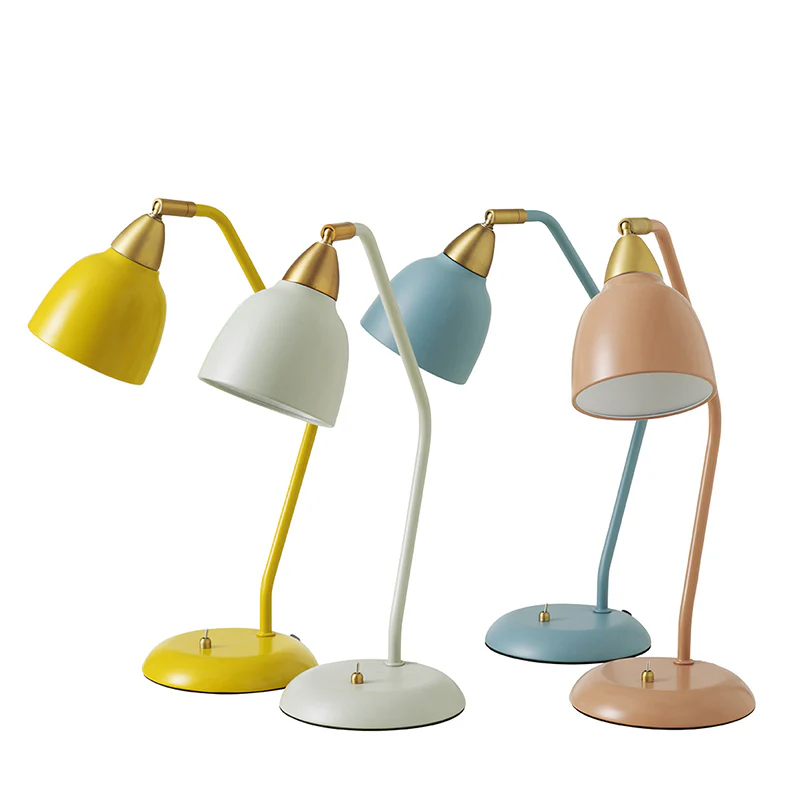 Urban 45cm Rose lampe de bureau De Superliving - Embellissez votre lieu de travail avec la lampe de bureau Urban en rose poudré mat élégant avec des détails en laiton.