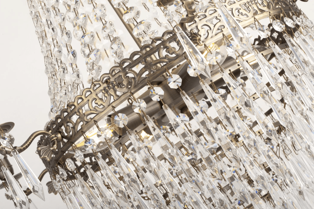 Empire Classic Ø55 Laiton antique cristal De Norrsken Design - La finition en laiton antique transmet un sentiment de charme historique et de luxe, ce qui en fait un détail parfait dans les environnements classiques et modernes.