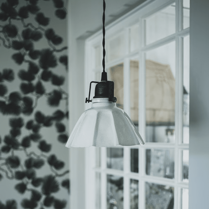 Margareta Ø18 Blanc lampe de fenêtre De Strömshaga - La lampe n'a pas de connexion au mur ou au plafond, vous pouvez donc d&eacute;cider &agrave; quoi vous souhaitez la connecter.