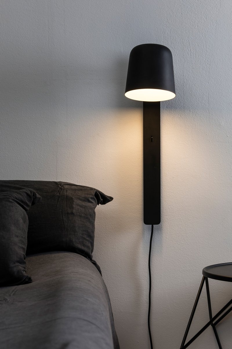 Tila 46cm Noir lampe de lecture De Faro Barcelona - Tila est une &eacute;l&eacute;gante applique murale sign&eacute;e Estudi Ribaudia, id&eacute;ale pour les chambres et les coins lecture.