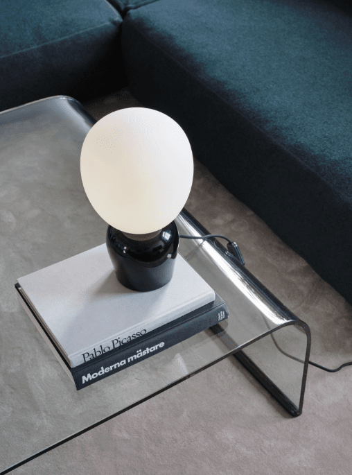 Buddy 34cm Noir lampe de table De Belid - Gr&acirc;ce &agrave; sa lumi&egrave;re douce et son design raffin&eacute;, Buddy s'int&egrave;gre harmonieusement dans tous les int&eacute;rieurs &ndash; une lampe qui apportera lumi&egrave;re et caract&egrave;re pour des g&eacute;n&eacute;rations.