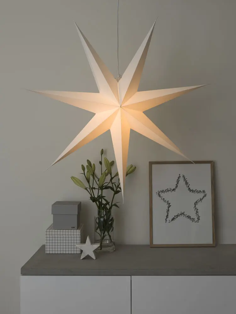 Étoile En Papier Ø78 Blanc De Konstsmide - Avec son design &eacute;l&eacute;gant et sa lumi&egrave;re douce, il cr&eacute;e une atmosph&egrave;re de No&euml;l calme et chaleureuse.