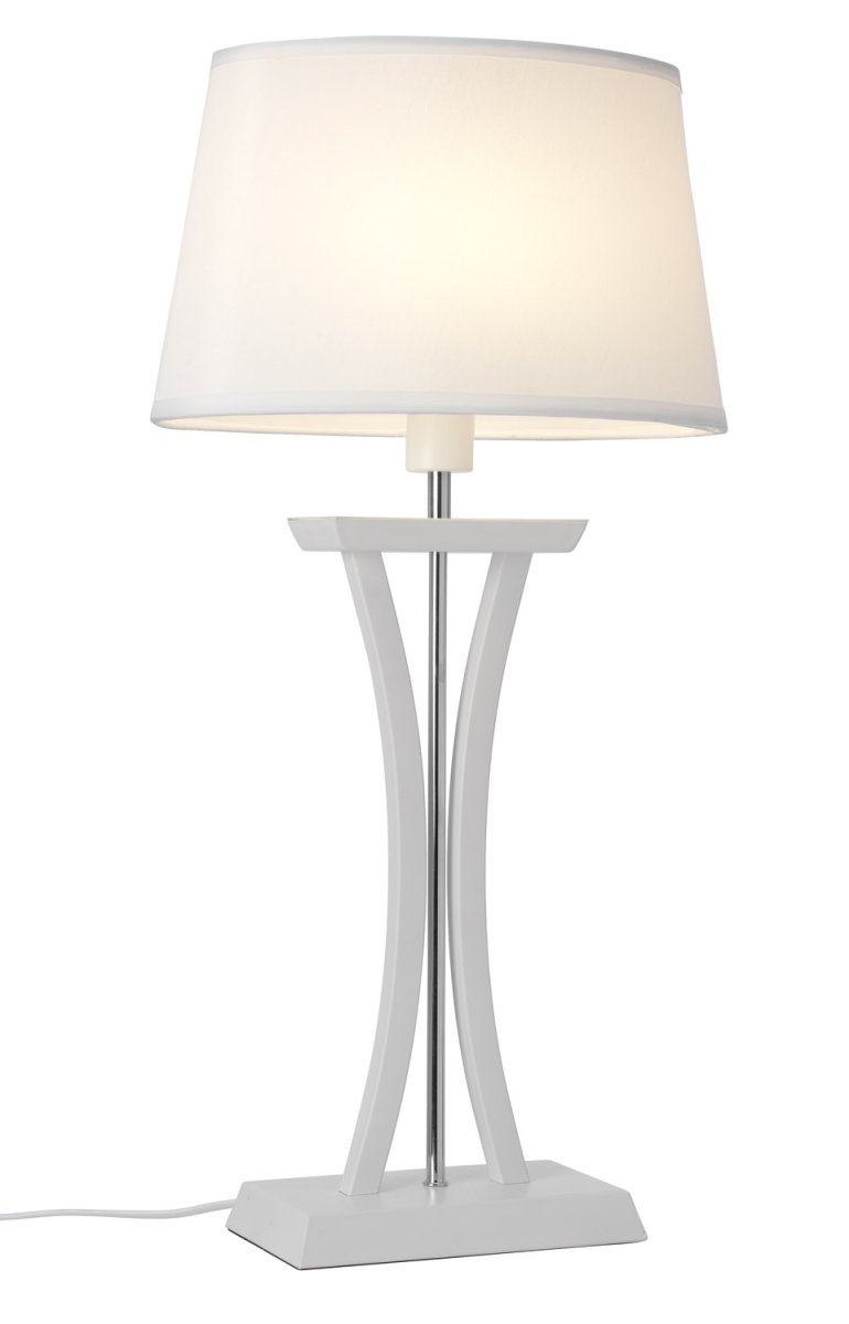 New Chelsea 60cm Blanc lampe de table De Cottex - Nouvelle lampe de table Chelsea XL en bois blanc&auml; avec des détails chromés et un élégant abat-jour ovale qui fournit un éclairage doux et agréable.