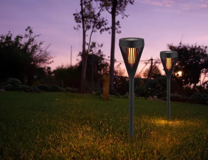 Fire Pack De 2 Noir lampe solaire De Globo Lighting - L'effet de lumi&egrave;re chaude et flamboyante cr&eacute;e une lueur vibrante et invitante le long des all&eacute;es, dans les parterres de fleurs ou sur la terrasse.