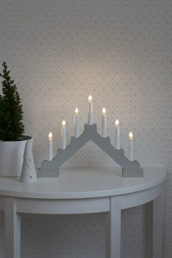Candelabra 7 Lights Gris De Konstsmide - Assurez-vous un No&euml;l plein d'ambiance avec ce bougeoir de l'Avent &agrave; piles en bois gris mat.