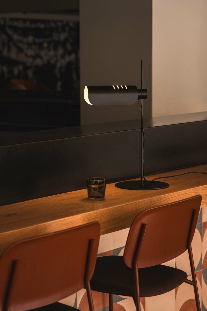 Martinica 53cm Noir lampe de bureau De Faro Barcelona - Une lampe qui rompt avec l&#39;aust&eacute;rit&eacute; et invite &agrave; jouer avec l&#39;expression de la lumi&egrave;re, aussi bien dans les espaces r&eacute;sidentiels que publics.