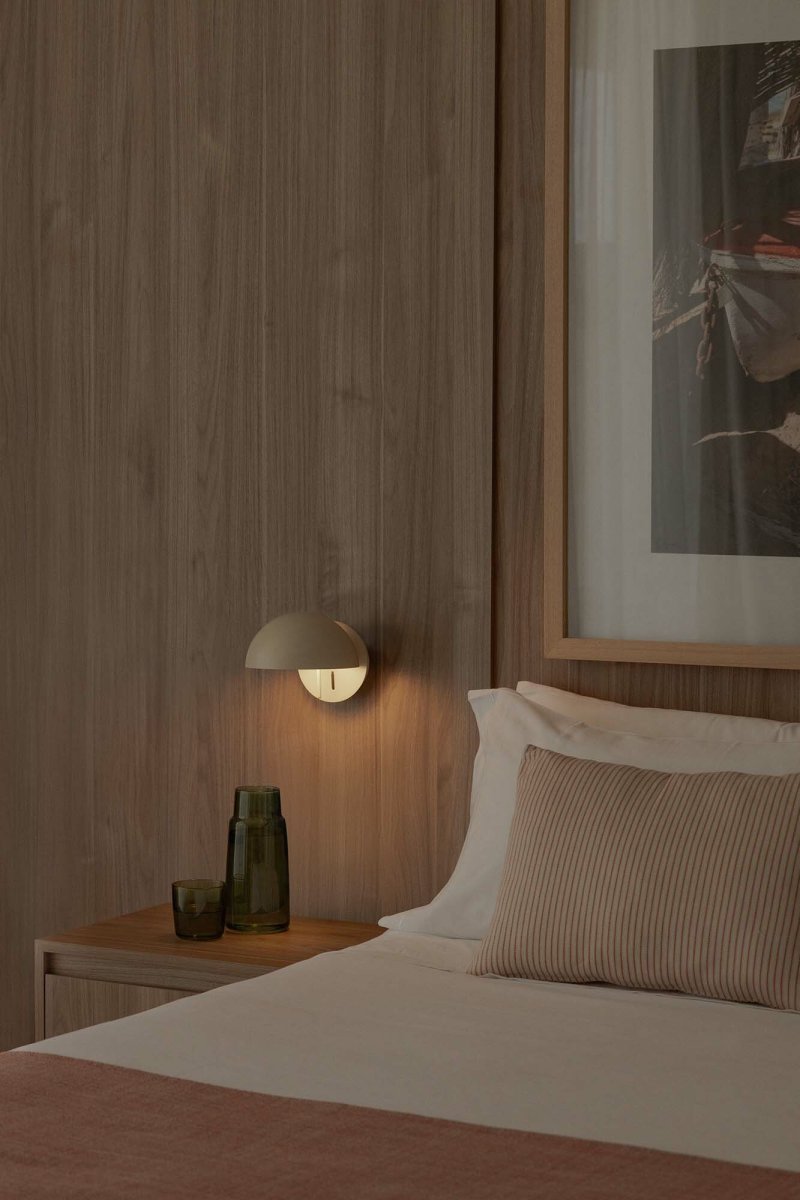 Matilda Ø17 Beige lampe de lecture De Faro Barcelona - Son abat-jour rotatif et sa hauteur r&eacute;glable permettent un &eacute;clairage modulable pour r&eacute;pondre &agrave; diff&eacute;rents besoins, d'un &eacute;clairage d'ambiance &agrave; un &eacute;clairage concentr&eacute;.