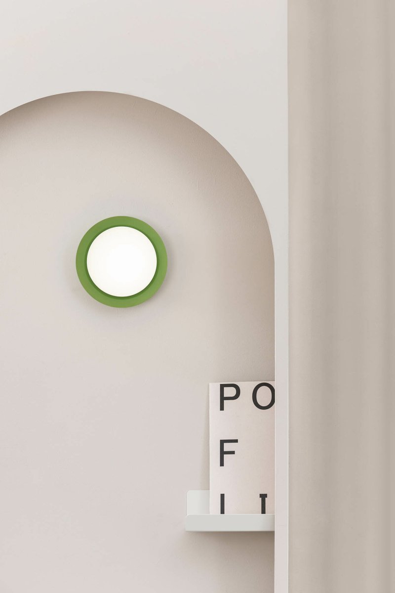 May Ø12 Vert lampe de salle de bain De Faro Barcelona - Avec sa finition verte, sa lumi&egrave;re chaude et son indice de protection IP44, il s'int&egrave;gre aussi bien dans les salons que dans les salles de bains.