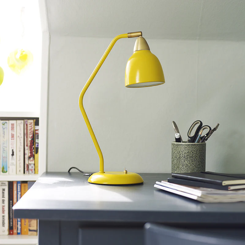 Urban 45cm Jaune lampe de bureau De Superliving - Am&eacute;liorez votre espace de travail avec la lampe de bureau Urban dans une &eacute;l&eacute;gante finition jaune mat avec des d&eacute;tails en laiton.