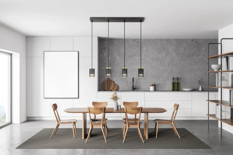 Korben 60cm Noir suspension De Globo Lighting - Med sin avl&aring;nga form och fyra cylindriska sk&auml;rmar, &ouml;ppna framtill, ger den en riktad ljusf&ouml;rdelning som skapar en inbjudande atmosf&auml;r.